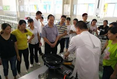 为了健康和美味——狮山镇教育局开展学校食堂从业人员职业技能培训及食品安全与营养咨询服务